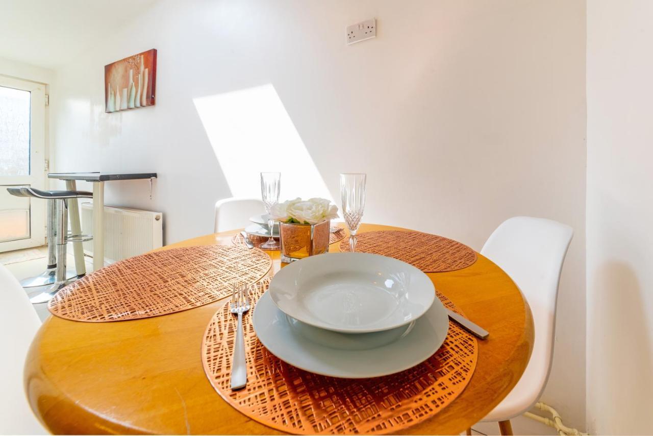 Stylish 3-Bed Terraced House With Wi-Fi Apartment Chatham  Ngoại thất bức ảnh