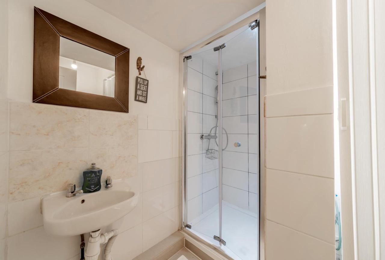 Stylish 3-Bed Terraced House With Wi-Fi Apartment Chatham  Ngoại thất bức ảnh